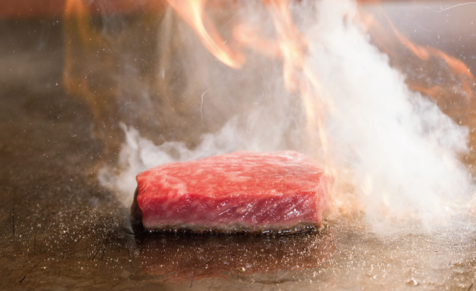 大人の銀座8丁目に位置するラグジュアリーな空間で食す鉄板焼き。鉄板焼き天銀座8丁目店